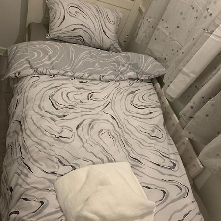 At Apex House Single Room Horndon-on-the-Hill Екстериор снимка